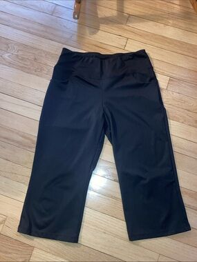 Like New Large Black Capri pants w/ 2 side pockets